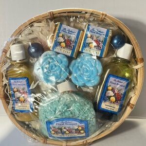 Vintage Ben Rickert 90’s floral boutique bath classics wicker blue basket NOS